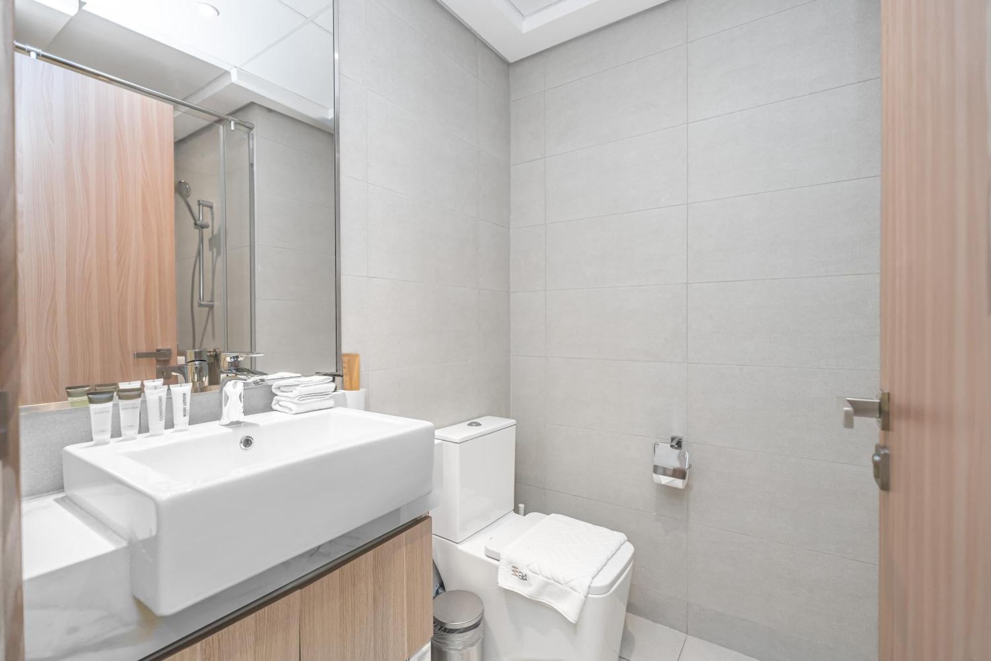 Escape24 Stylish Azizi Riviera 8 Meydan One Apartment Dubai